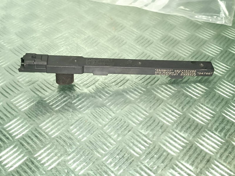 Recambio de antena para opel mokka referencia OEM IAM 9827157280  