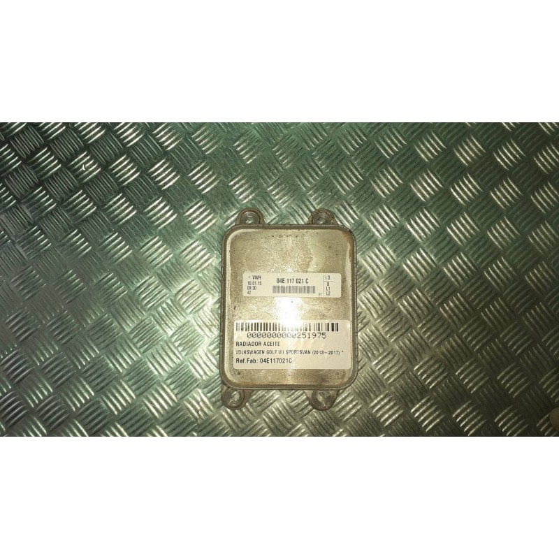 Recambio de radiador aceite para volkswagen golf vii sportsvan referencia OEM IAM 04E117021C  