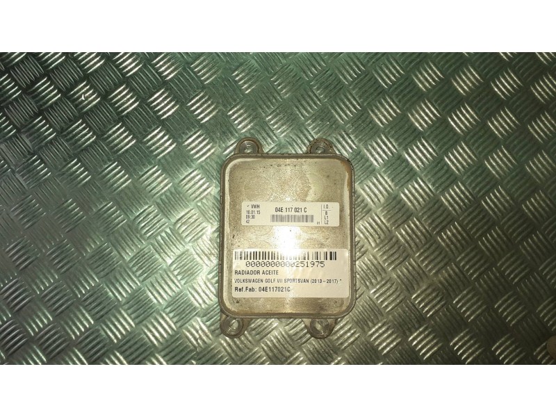 Recambio de radiador aceite para volkswagen golf vii sportsvan referencia OEM IAM 04E117021C  