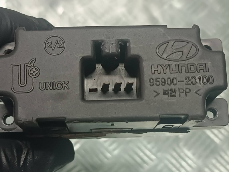 Recambio de pantalla multifuncion para hyundai coupe (gk) referencia OEM IAM 959002C100  CONECTOR 3 PINES