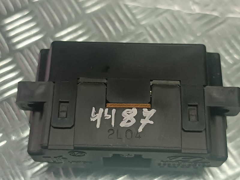 Recambio de pantalla multifuncion para hyundai coupe (gk) referencia OEM IAM 959002C100  CONECTOR 3 PINES