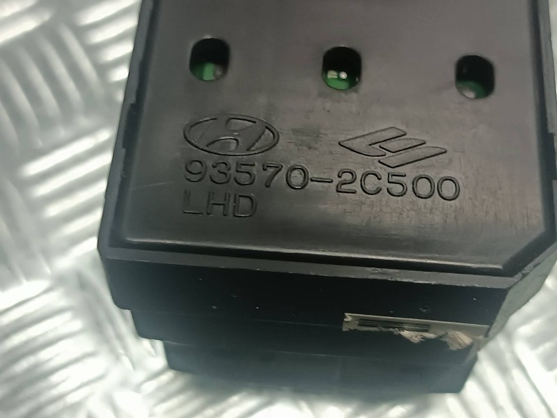 Recambio de mando elevalunas delantero izquierdo para hyundai coupe (gk) referencia OEM IAM 935702C500  CONECTOR 10 PINES