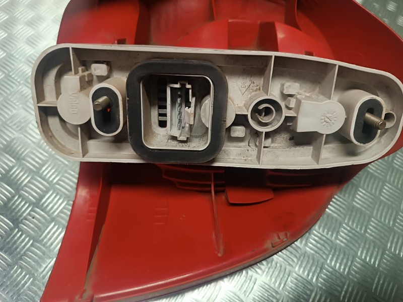 Recambio de piloto trasero izquierdo para renault twingo (co6) referencia OEM IAM 07700426319  