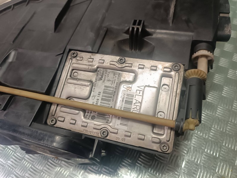 Recambio de faro derecho para volkswagen touareg (7la) referencia OEM IAM 3D0909158  FARO DE XENON