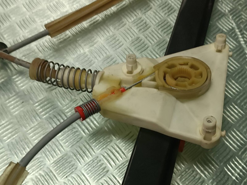 Recambio de elevalunas delantero izquierdo para audi a3 (8p) referencia OEM IAM E005060001B  SIN MOTOR