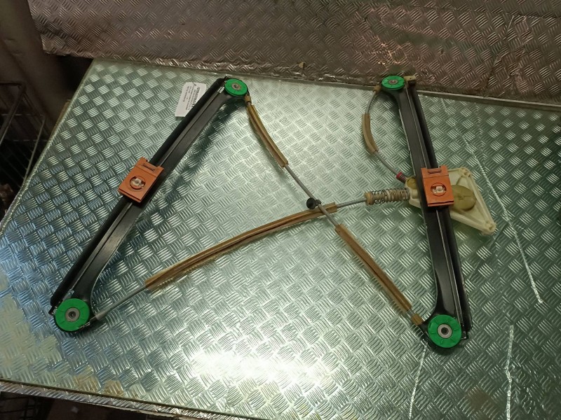 Recambio de elevalunas delantero izquierdo para audi a3 (8p) referencia OEM IAM E005060001B  SIN MOTOR