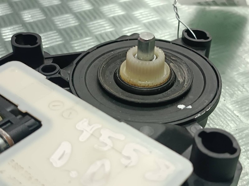 Recambio de motor elevalunas delantero derecho para seat arona referencia OEM IAM 2Q1959406G 0130822064 BOSCH