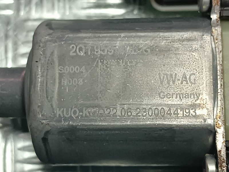 Recambio de motor elevalunas delantero derecho para seat arona referencia OEM IAM 2Q1959406G 0130822064 BOSCH