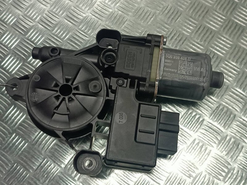 Recambio de motor elevalunas trasero derecho para seat arona referencia OEM IAM 5Q0959408D 0130822694 5 PINES