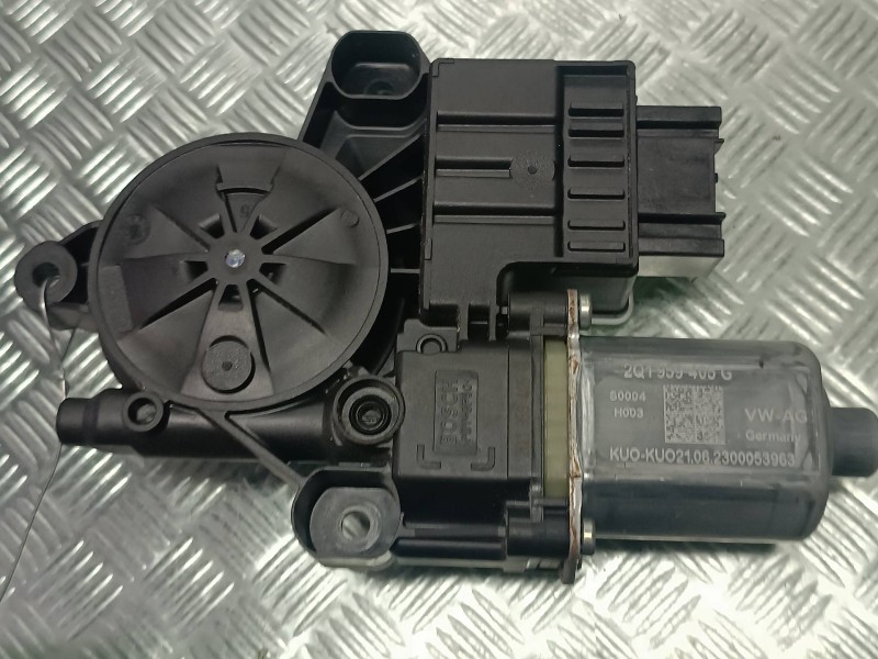 Recambio de motor elevalunas delantero izquierdo para seat arona referencia OEM IAM 0130822065 KUSTER E850206011