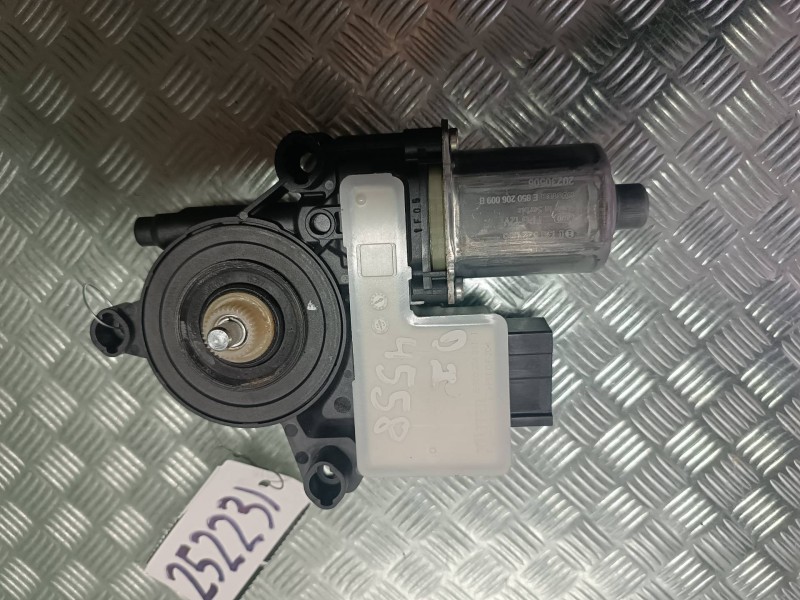 Recambio de motor elevalunas delantero izquierdo para seat arona referencia OEM IAM 0130822065 KUSTER E850206011