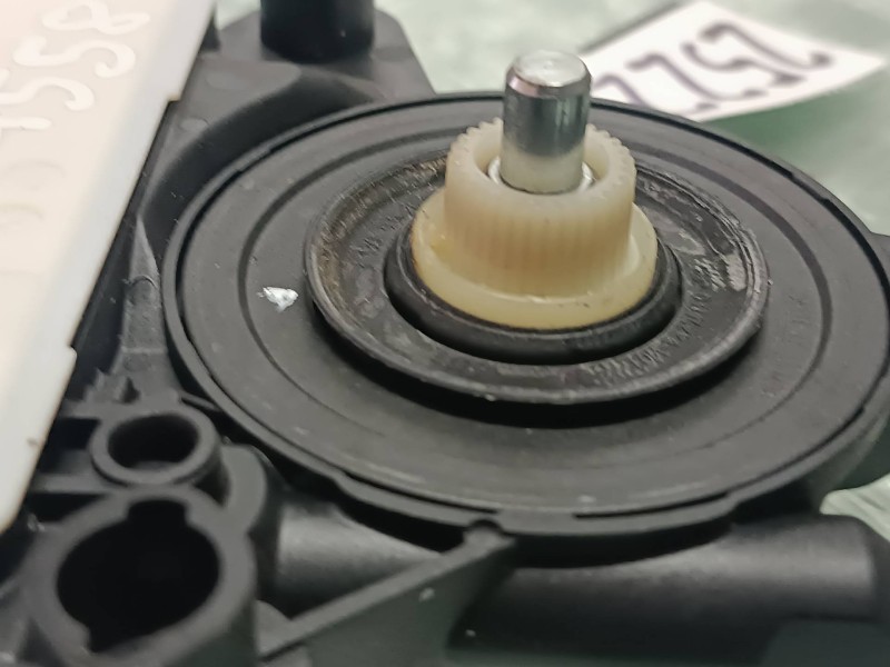 Recambio de motor elevalunas delantero izquierdo para seat arona referencia OEM IAM 0130822065 KUSTER E850206011