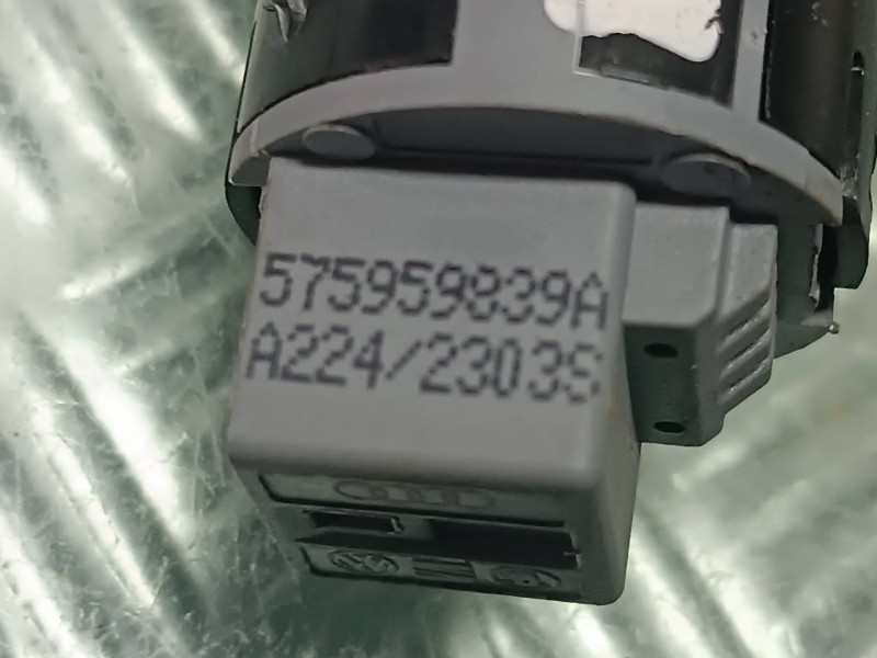 Recambio de mando start/ stop para seat arona referencia OEM IAM 575959839A CONECTOR 4 PINES START STOP