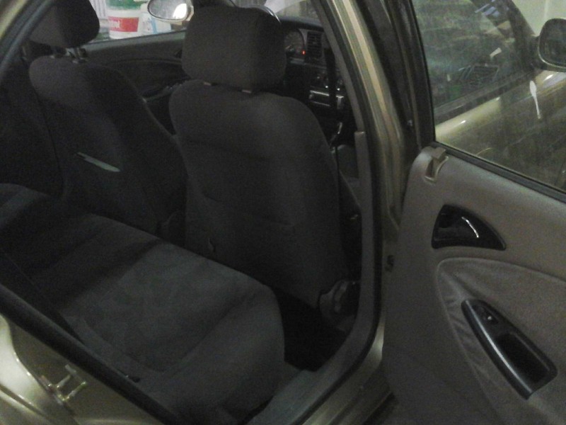 daewoo nubira berlina del año 2001