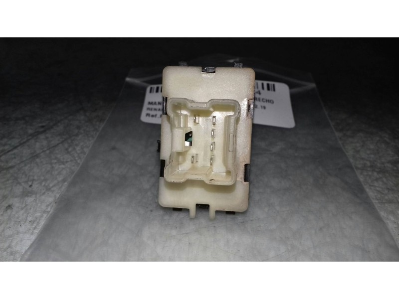 Recambio de mando elevalunas trasero derecho para renault captur xmod referencia OEM IAM 254218614R 10023874A 