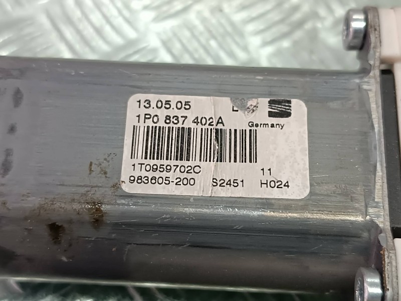 Recambio de motor elevalunas delantero derecho para seat leon (1p1) referencia OEM IAM 1K0959792H 1P0837402A BOSCH