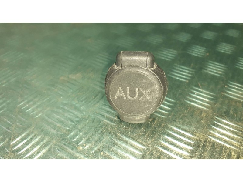 Recambio de modulo electronico para citroen berlingo cuadro referencia OEM IAM S6647952777 AUX/USB 4 PINES