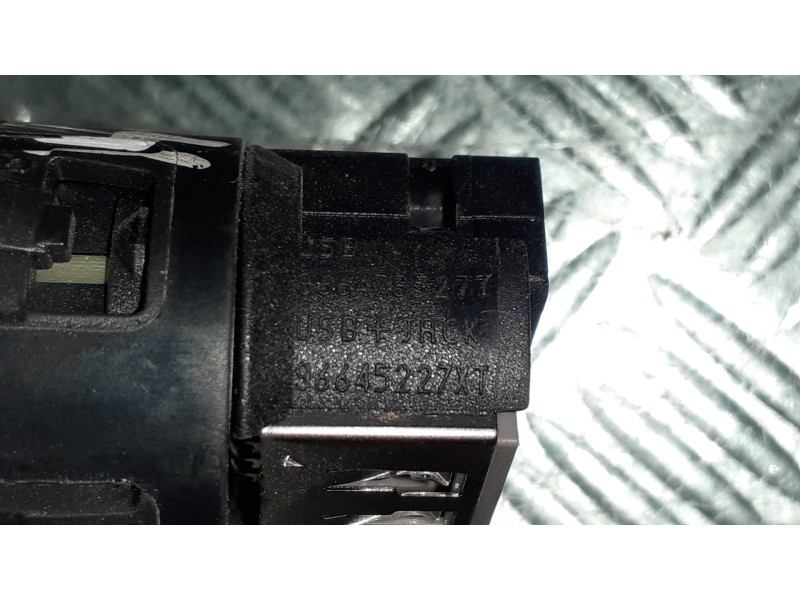 Recambio de modulo electronico para citroen berlingo cuadro referencia OEM IAM S6647952777 AUX/USB 4 PINES