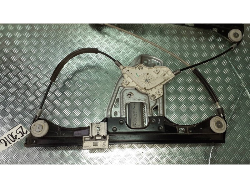 Recambio de elevalunas delantero derecho para mercedes-benz clase c (w203) berlina referencia OEM IAM A2037202446R A2118201742 E