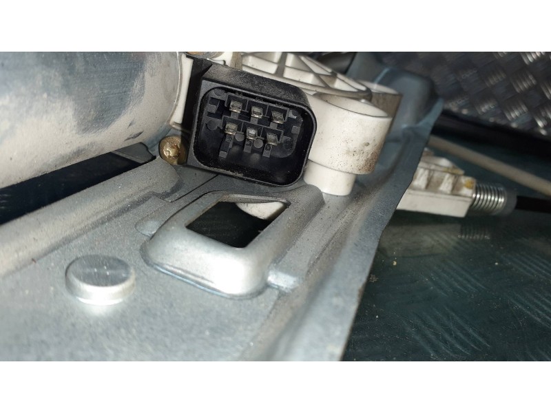 Recambio de elevalunas delantero izquierdo para mercedes-benz clase c (w203) berlina referencia OEM IAM A 2037202346L A211820181