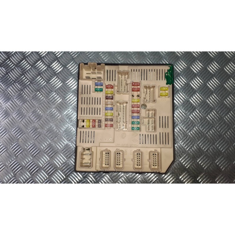 Recambio de caja reles / fusibles para renault megane iii berlina 5 p emotion referencia OEM IAM 284B68372R  USM BD95