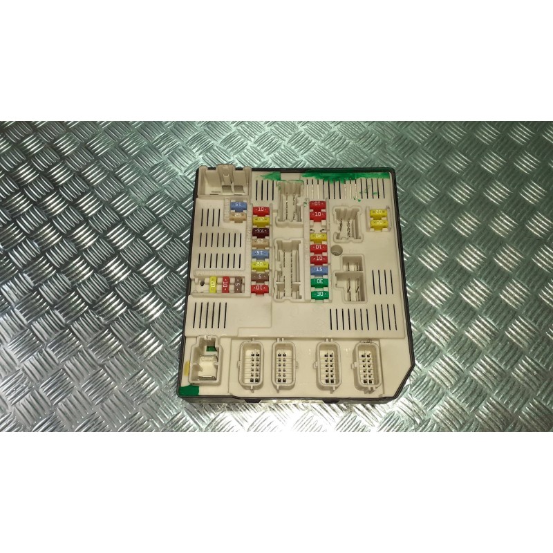 Recambio de caja reles / fusibles para renault megane iii berlina 5 p dynamique referencia OEM IAM 284B60008R  USM BD95