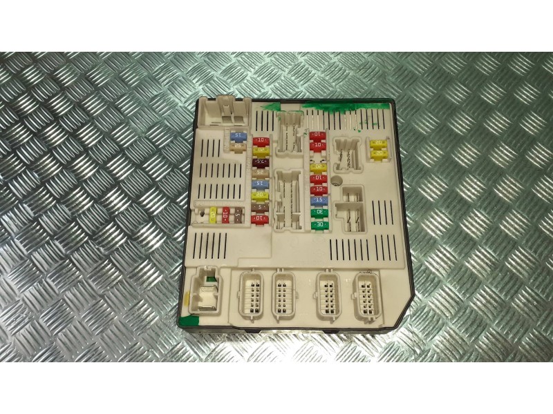 Recambio de caja reles / fusibles para renault megane iii berlina 5 p dynamique referencia OEM IAM 284B60008R  USM BD95