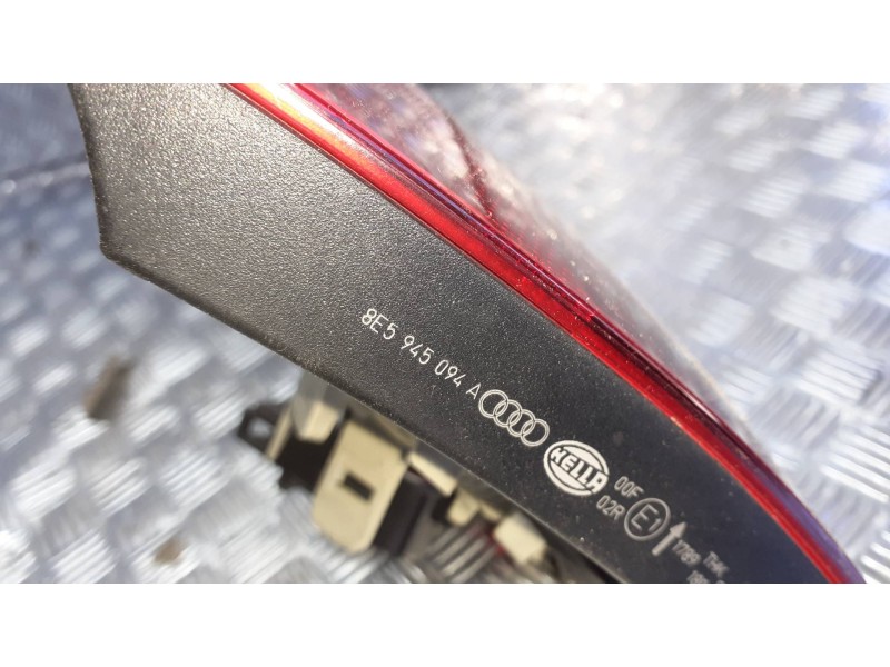 Recambio de piloto trasero derecho interior para audi a4 berlina (8e) referencia OEM IAM 8E5945094A  2 PINES