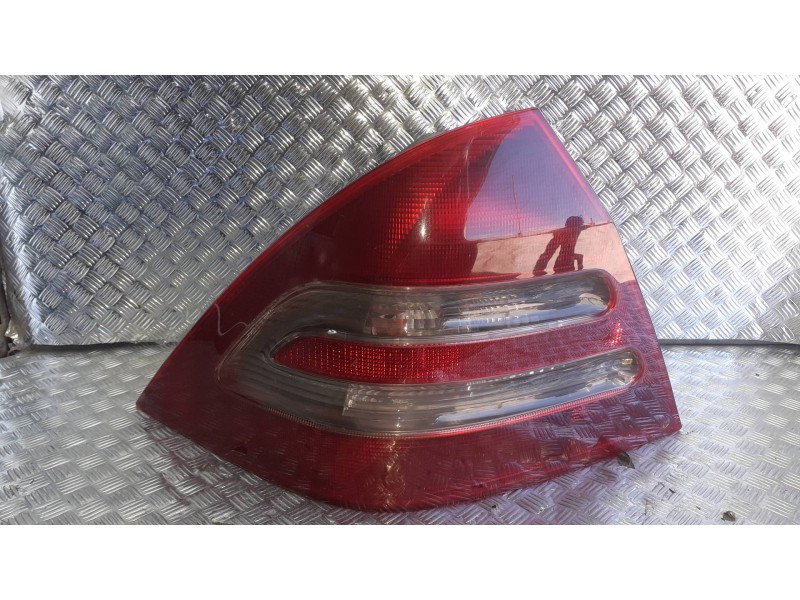 Recambio de piloto trasero izquierdo para mercedes-benz clase c (w203) berlina referencia OEM IAM   6 PINES