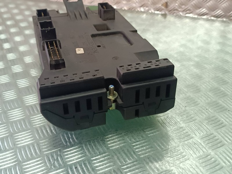 Recambio de caja reles / fusibles para volkswagen lt caja cerrada / combi (mod. 1997) referencia OEM IAM 0005400650  