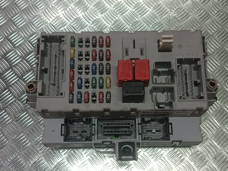 Recambio de caja reles / fusibles para fiat punto berlina (188) 1.2 8v referencia OEM IAM 46795987NPL 406626 DELPHI