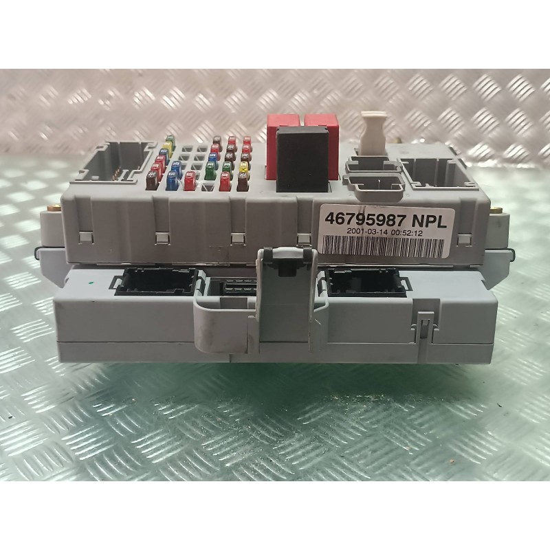 Recambio de caja reles / fusibles para fiat punto berlina (188) 1.2 8v referencia OEM IAM 46795987NPL 406626 DELPHI
