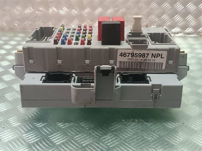 Recambio de caja reles / fusibles para fiat punto berlina (188) 1.2 8v referencia OEM IAM 46795987NPL 406626 DELPHI