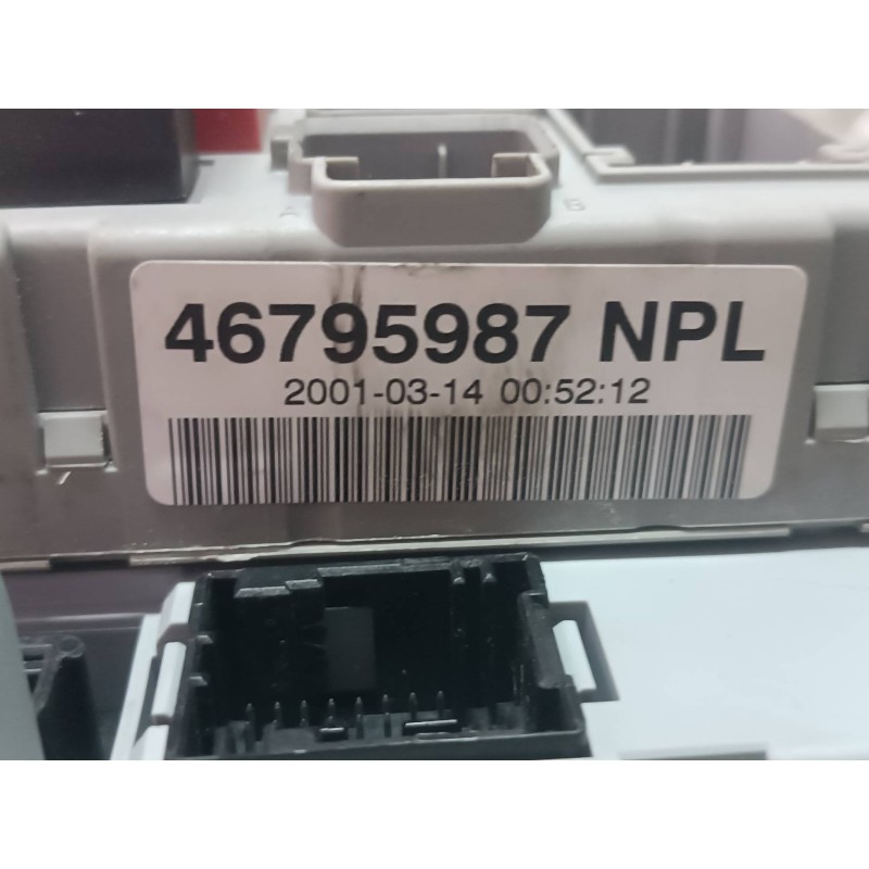 Recambio de caja reles / fusibles para fiat punto berlina (188) 1.2 8v referencia OEM IAM 46795987NPL 406626 DELPHI