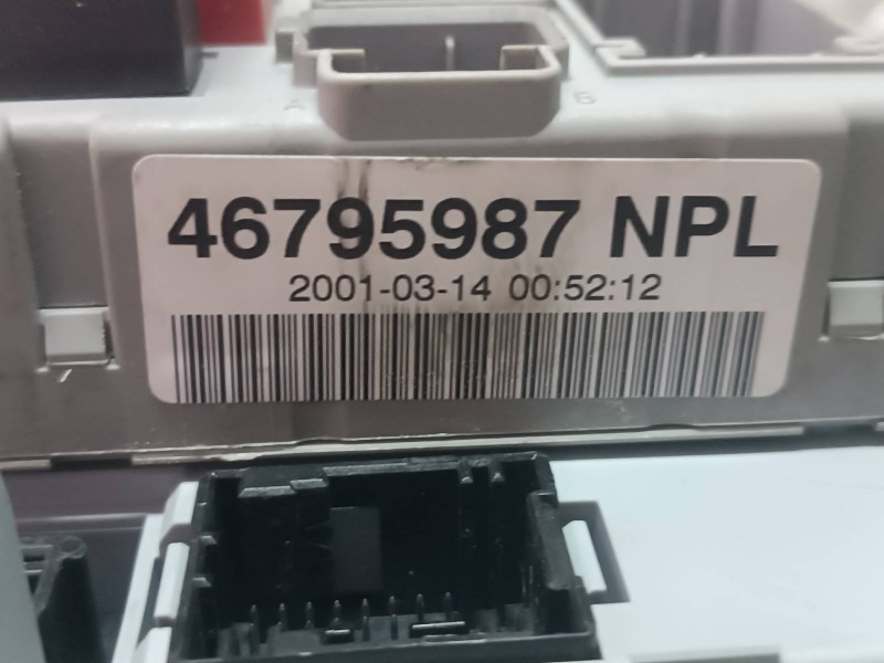 Recambio de caja reles / fusibles para fiat punto berlina (188) 1.2 8v referencia OEM IAM 46795987NPL 406626 DELPHI