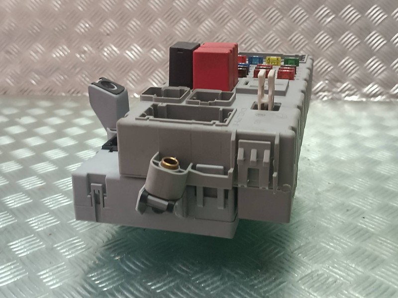 Recambio de caja reles / fusibles para fiat punto berlina (188) 1.2 8v referencia OEM IAM 46795987NPL 406626 DELPHI