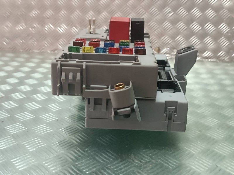 Recambio de caja reles / fusibles para fiat punto berlina (188) 1.2 8v referencia OEM IAM 46795987NPL 406626 DELPHI