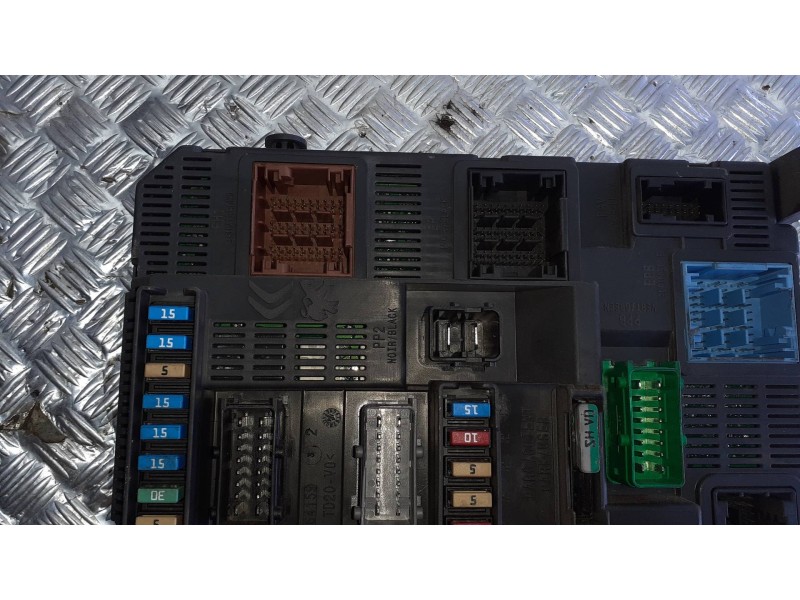 Recambio de caja reles / fusibles para citroen c-elysée referencia OEM IAM 9807531680  BSI N02
