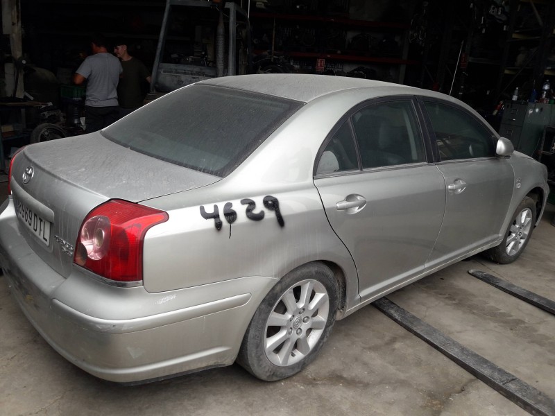 toyota avensis berlina (t25) del año 2005