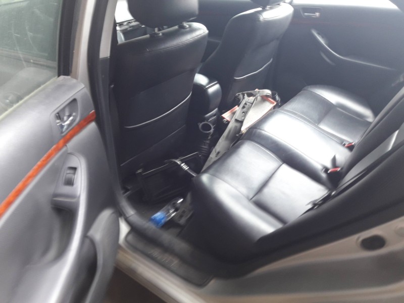 toyota avensis berlina (t25) del año 2005