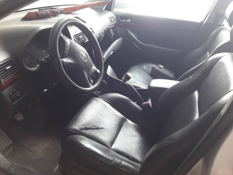 toyota avensis berlina (t25) del año 2005