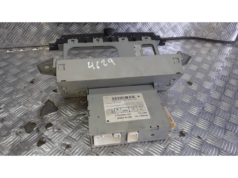 Recambio de pantalla multifuncion para toyota avensis berlina (t25) referencia OEM IAM 8611005020  