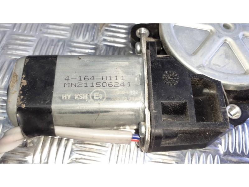 Recambio de motor elevalunas delantero izquierdo para chrysler voyager (rg) referencia OEM IAM 41640111 2 PINES MN211506241
