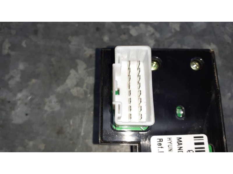 Recambio de mando elevalunas delantero izquierdo para hyundai i30cw referencia OEM IAM 935702L010  