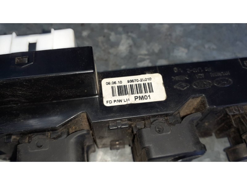 Recambio de mando elevalunas delantero izquierdo para hyundai i30cw referencia OEM IAM 935702L010  