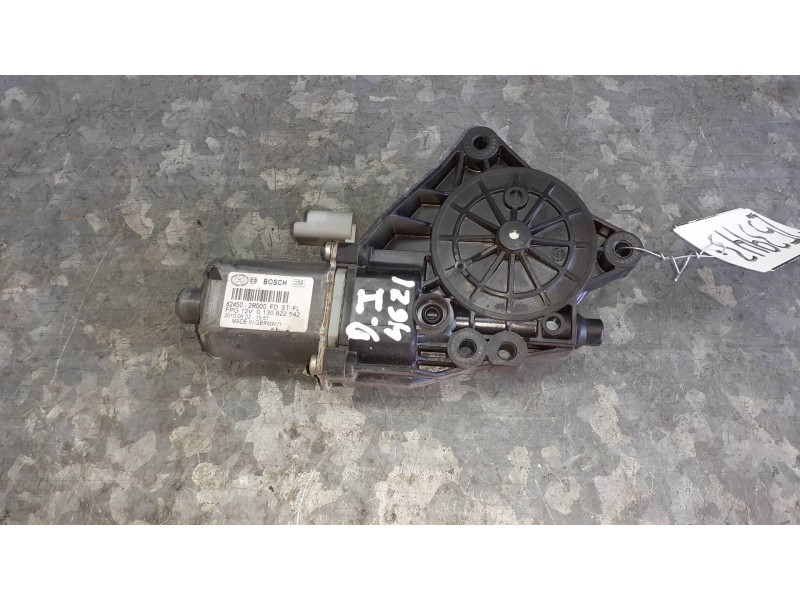 Recambio de motor elevalunas delantero izquierdo para hyundai i30cw referencia OEM IAM 824502R200  2 PINES