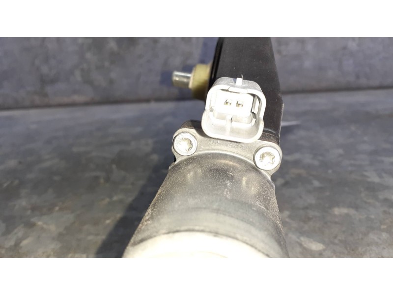 Recambio de motor elevalunas delantero izquierdo para hyundai i30cw referencia OEM IAM 824502R200  2 PINES