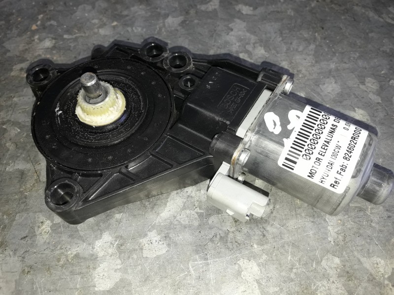 Recambio de motor elevalunas delantero derecho para hyundai i30cw referencia OEM IAM 824602R000 0130822543 BOSCH