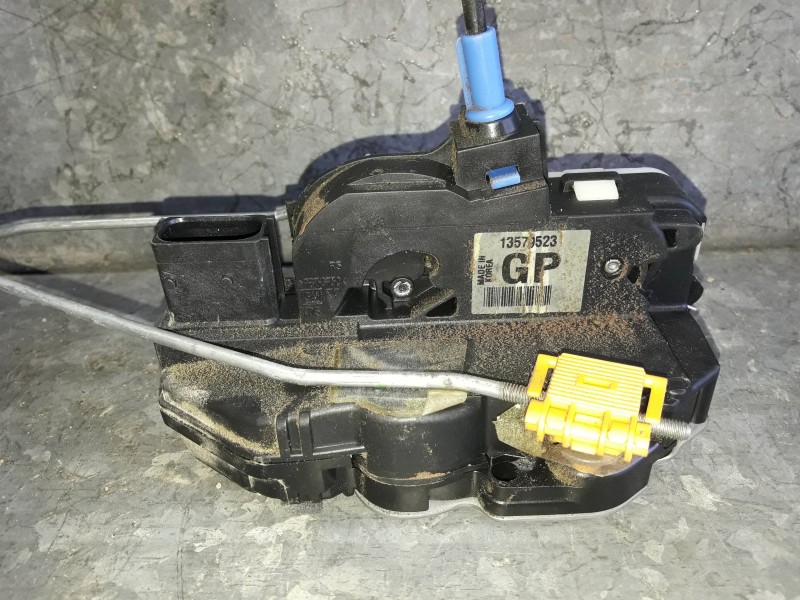 Recambio de cerradura puerta delantera derecha para opel mokka referencia OEM IAM 13579523  