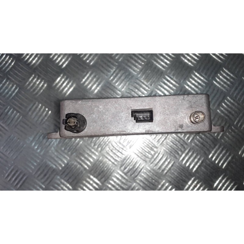 Recambio de amplificador de antena para mercedes-benz clase c (w203) berlina referencia OEM IAM 2038201785  3 PINES